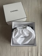 CHANEL biały worek i pudełko prezentowe czarne logo 21/21 cm