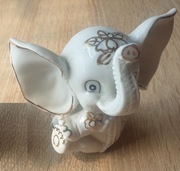 Figurka ceramiczna wesołego słonia.