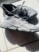 Adidas Ozweego,  stylowe sneakersy w kolorze be szarym, nowoczesny design