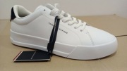 Jeden but Tommy Hilfiger prawy 42