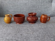 ZESTAW CZTERECH CERAMICZNYCH PRZEDMIOTÓW – DZBANEK, MISECZKA, WAZON, KUBEK