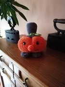 Maskotka ręcznie robiona na szydełku dynia