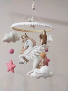 Karuzela handmade dla dziewczynki – jednorożec z rozpostartymi skrzydłami