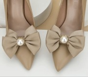 Eleganckie klipsy do butów z kokardką i perełkami – 2 sztuki (1 para)