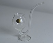 Kieliszek szklany w kształcie fajki z frezami roślin