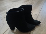 Botki na słupku czarne zamszowe 37