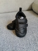 Buty chłopięce Nike są jak nowe, bo były założone tylko raz.