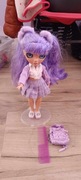 Rainbow High Junior Violet Willow + Stojak na lalkę