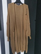 Długi sweter kardigan damski z kieszeniami karmelowy/brązowy