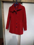 Czerwony elegancki płaszcz damski – klasyczny, zapinany na guziki