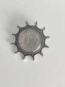 Broszka z oryginalną monetą 20 groszy 1923 r. – rękodzieło, żywica, unikat