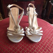 LAURA SCOTT Śliczne, srebrne sandałki na niewysokiej szpilce 36