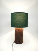 Lampka nocna stołowa z pnia drzewa .