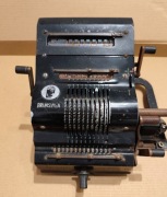 Stary arytmometr Brunsviga – mechaniczna maszyna do liczenia