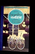 Szczęśliwi ludzie czytają książki i piją kawę