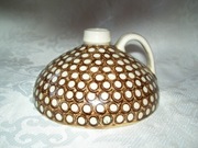 CERAMICZNY FLAKONIK Z UCHWYTEM, W KROPKI