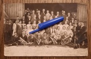 FOTOGRAFIA Młodzież i dorośli puzony stodoła Ostrów okolica Raszków ~1930