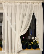 Piękna biała firanka woal z gipurą