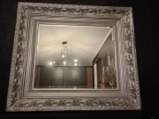 Lustro w srebrnej ramie 