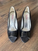 Czarne czółenka Vera Blum na obcasie typu szpilka z odkrytymi palcami, r 39