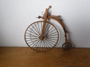 Model roweru typu Penny-farthing  z około 1870 roku ZOBACZ