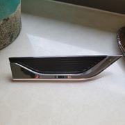 EMBLEMAT BŁOTNIKA PRAWY PRZÓD AUDI A5 8W6853602A