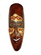 3. Drewniana maska dekoracyjna, ozdobiona muszlami kauri i koralikami.