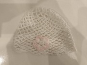Czapka dziecięca biała z kwiatkiem, ażurowa