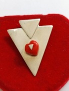 Srebrny wisior trójkąt z koralem 