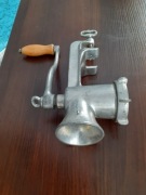 Stara maszynka do mięsa na korbkę