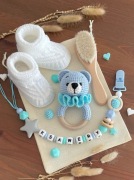 Zestaw prezentowy: Grzechotka miś, buciki,zawieszka na smoczek,szczoteczka 
