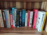 Zestaw kobiecych książek. 