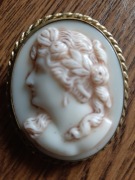 STARA BROSZKA Z KAMEĄ ZE SZKŁA URANOWEGO - LATA 20-TE XX WIEKU