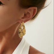 łote kolczyki artystyczne – nowoczesna forma i elegancki połysk 