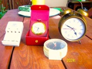 zestaw starych zegarów budzików itd 3 sztuki i ładowarka 