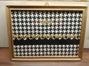 Drewniana ramka retro obraz collage: pepitka kokardki koronka stare złoto