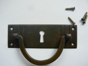 Stary mosiężny szyld do szuflady. Kluczynka z rączka. Oryginał ze śrubami