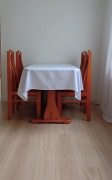 Stół rozkładany (BAJ Giewartów) + 4 krzesła tapicerowane (Kalwaria) DREWNO