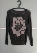 Sweter damski z wytłoczonym srebrnym kwiatem 