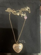 Słodki naszyjnik CHANEL z dużym sercem i koralikami!
