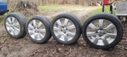 Opel felgi aluminiowe 15 cali z oponami letnimi.