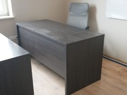 Meble biurowe w tym biurka, krzesła i stół