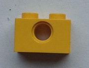 Lego 3700 Technic żółty, klocek 1 x 2 z otworem 4588