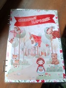 Książka z ruchomymi elementami na rzepach, która łączy czytanie i zabawę