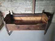 Zabytkowe drewniane łóżko 