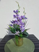 Kompozycja ze storczykiem w złotej donicy, Elegancka kompozycja kwiatowa 