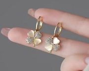 Kolczyki wiszące stal koniczynki + pudełko 