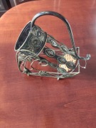 Metalowy stojak na butelke