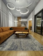 Nowoczesna kanapa w pięknym rudym odcieniu 