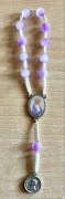 Różaniec ręcznie robiony – fioletowe koraliki, medalik z Matką Bożą